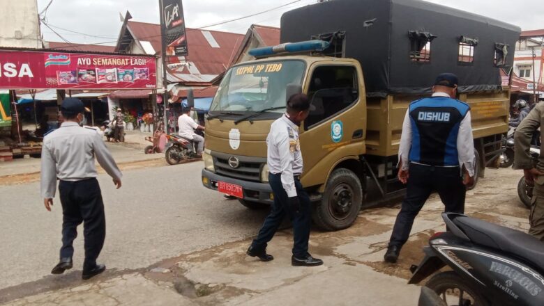 Ciptakan Kawasan Tertib dan Rapi, Pol PP Tertibkan PKL Pasar Sarinah Rimbo Bujang