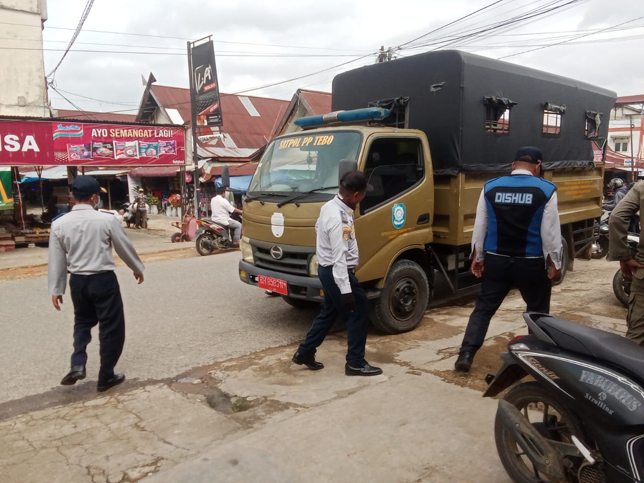 Ciptakan Kawasan Tertib dan Rapi, Pol PP Tertibkan PKL Pasar Sarinah Rimbo Bujang