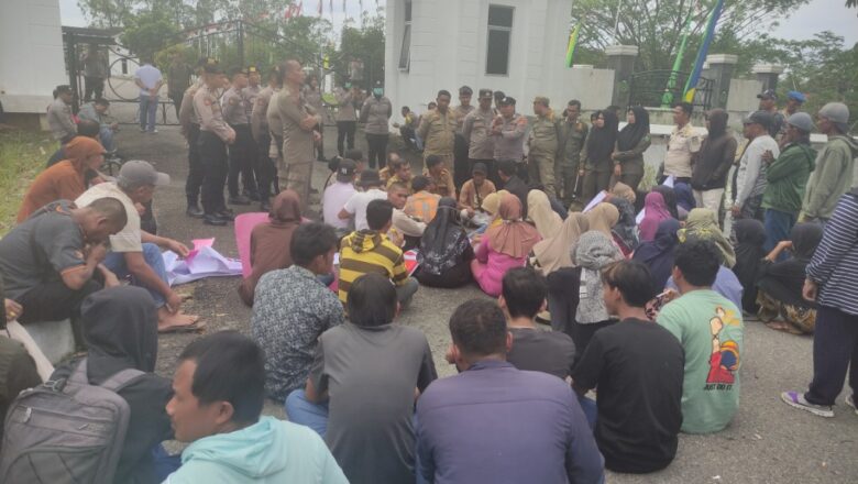 Desak Pecat Kades, Warga Jambu Segel Kantor Desa, Ponton dan Demo di Kantor Bupati Tebo