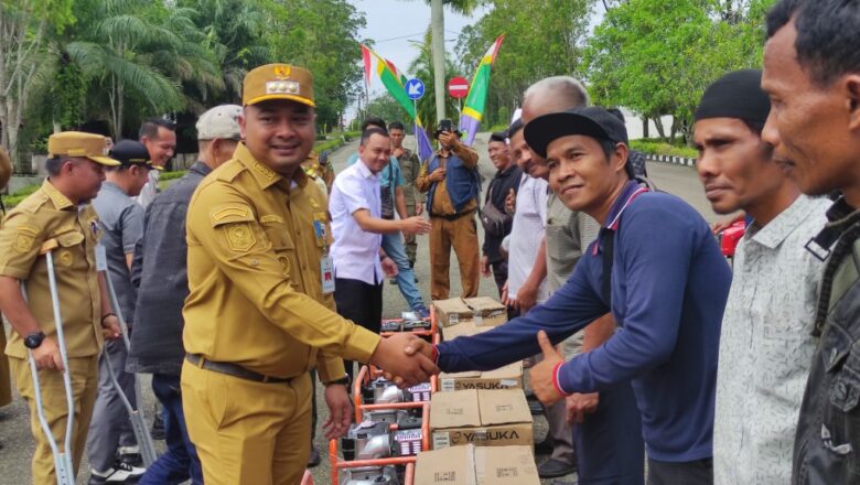 Bupati Tebo Serahkan Bantuan Alsintan dari Kementerian Pertanian