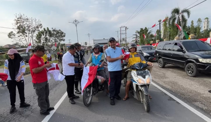 Jelang HUT RI, Agus Nazar Bagikan 1200 Bendera Merah Putih