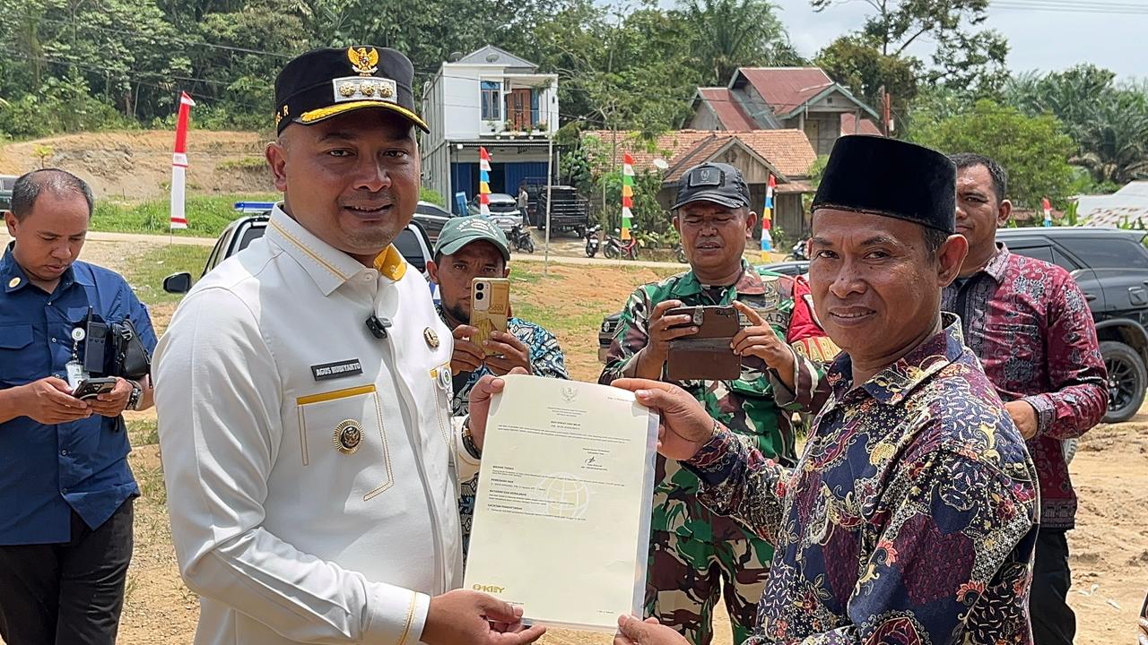 Agus Nazar Serahkan 164 SHM Kepada Warga Lubuk Mandarsah dan Lubuk Mandarsah Ulu