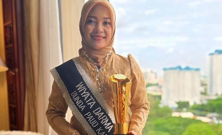 Nur Chasanah Nazar Raih Perhargaan Widya Dharma Utama