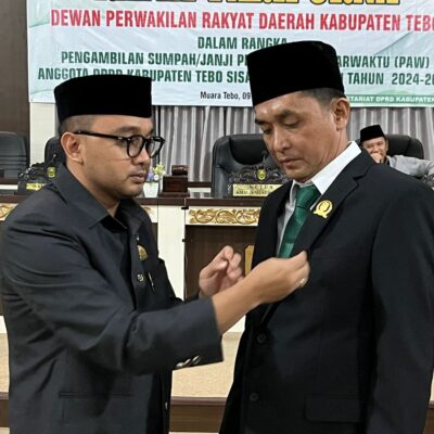 Khalis Mustiko Resmi Lantik Sipenpri sebagai Anggota PAW DPRD Tebo