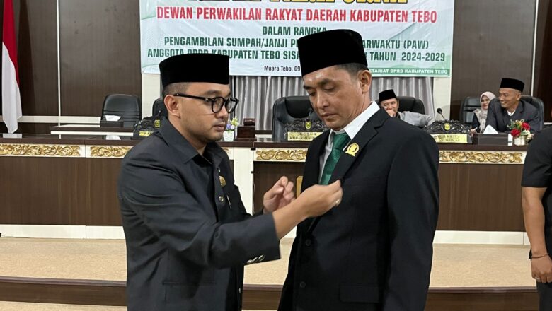 Khalis Mustiko Resmi Lantik Sipenpri sebagai Anggota PAW DPRD Tebo